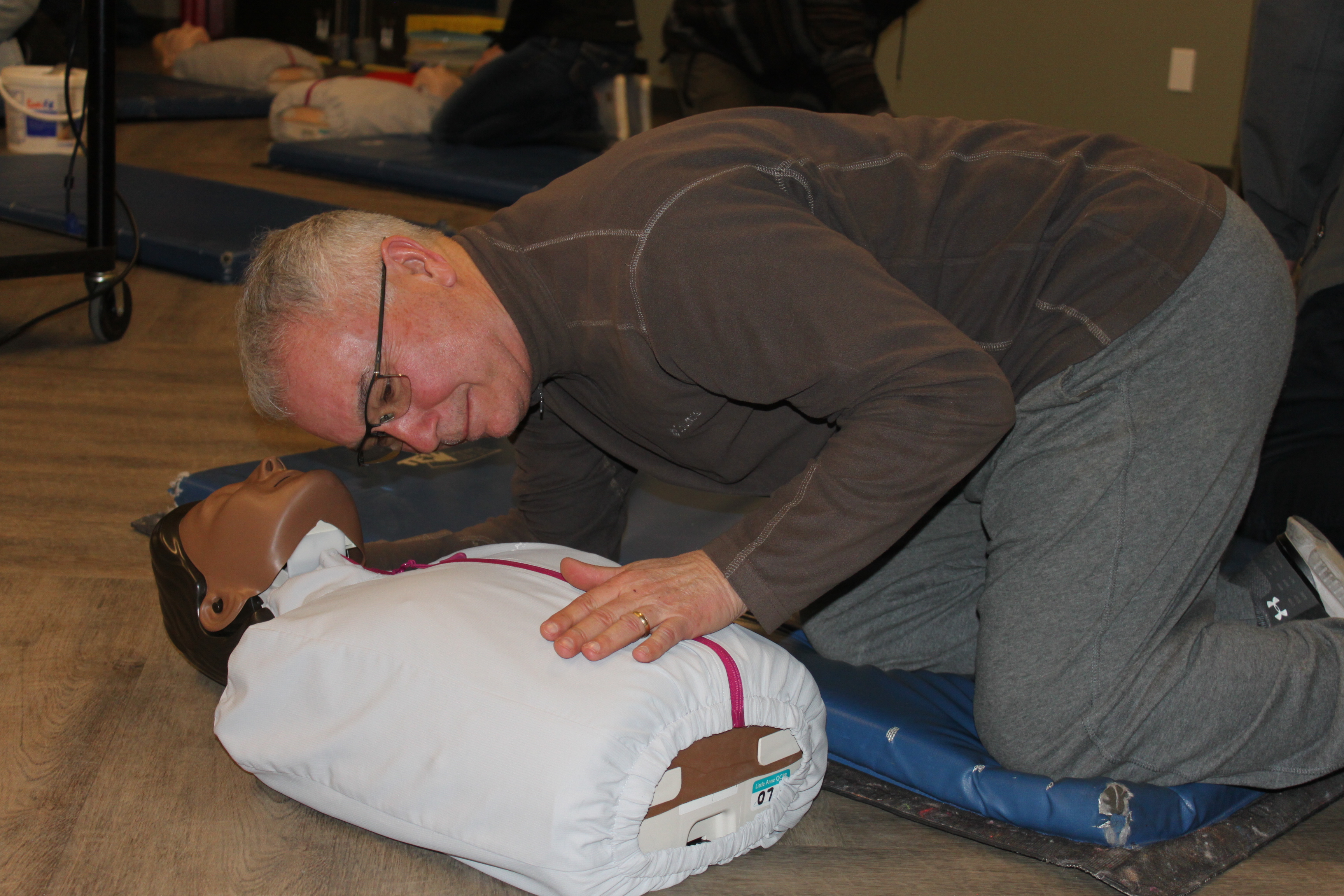 Man learns to perform CPR on test dummy
