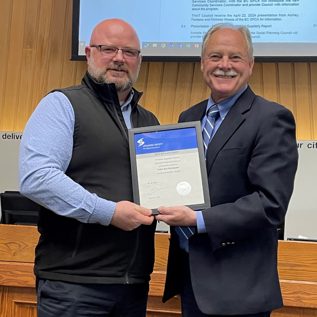 Gary Lefebvre receiving first aid award from Mayor Victor Cumming.