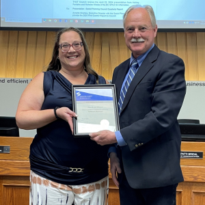 Tina Naveri receiving first aid award from Mayor Victor Cumming.